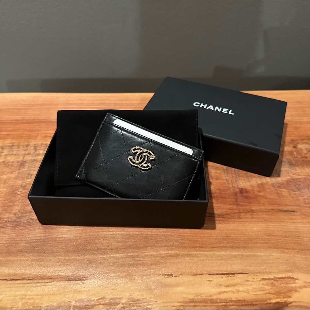 CHANEL Quilted Black Card Holder 2017-2018